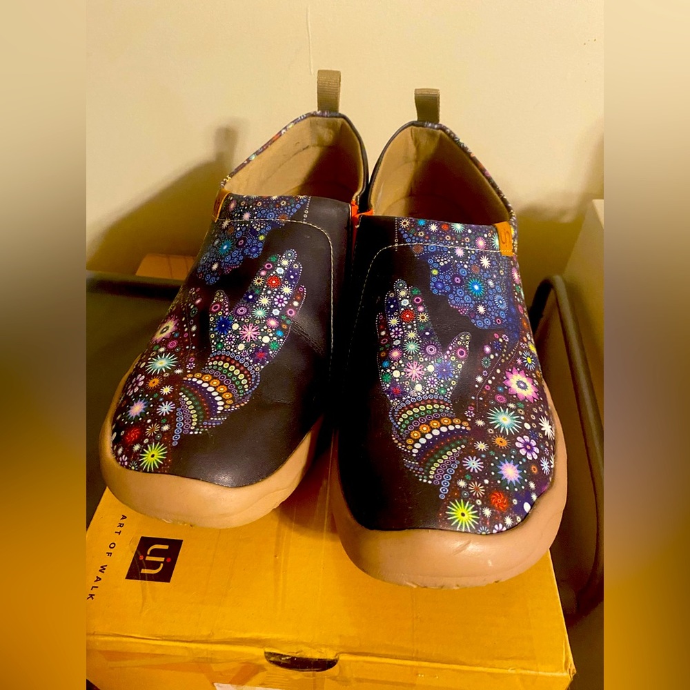 Like new - wore only once. Item ism is in excellent condition.